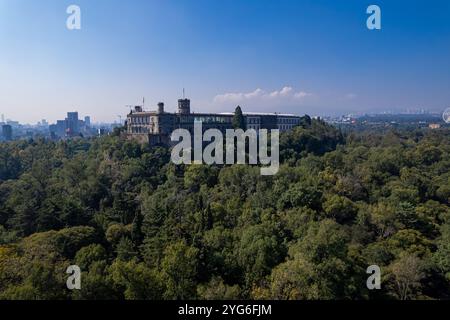 Ein atemberaubender Blick aus der Vogelperspektive auf den Chapultepec Palast in Mexiko-Stadt mit seiner historischen Architektur inmitten der städtischen Landschaft und der umliegenden Grünanlagen Stockfoto