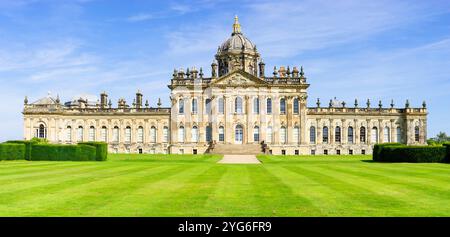 Castle Howard Yorkshire – formelle Rasenflächen und Kastenhecken an der Südseite des Castle Howard, einem englischen Landhaus in North Yorkshire England Großbritannien GB Europa Stockfoto