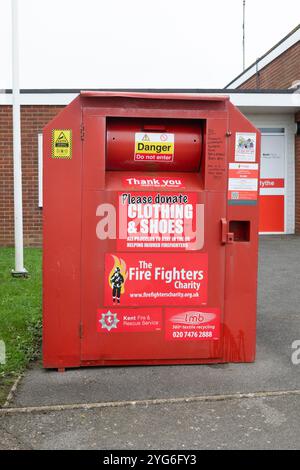 Die Fire Fighters Charity Kleidung und Schuhe Sammelbehälter an der Feuerwehrstation Hythe Stockfoto