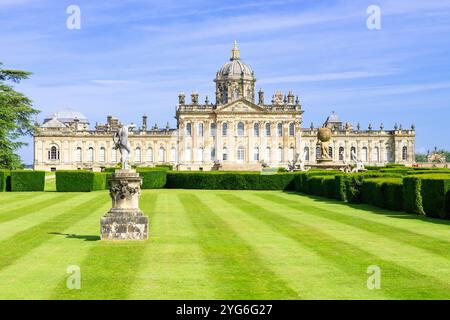 Castle Howard Yorkshire – formelle Rasenflächen und Kastenhecken an der Südseite des Castle Howard, einem englischen Landhaus in North Yorkshire England Großbritannien GB Europa Stockfoto