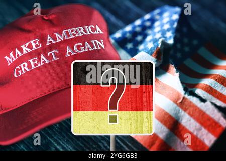 FOTOMONTAGE, Schild mit Deutschlandfahne und Fragezeichen vor gerissenem US-Fahne und Trump-Mütze, Wirtschaftsbeziehungen zwischen Deutschland und den USA *** FOTOMONTAGE, Schild mit Deutschlandfahne und Fragezeichen vor zerrissener US-Flagge und Trump-Cap, Wirtschaftsbeziehungen zwischen Deutschland und den USA Stockfoto