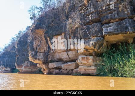 Ein Blick auf den Fluss Manambulo in Madagaskar, der die einzigartigen Kalksteinformationen zeigt, die durch Flusserosion entstanden sind. Die üppige Vegetation am Flussufer Co Stockfoto