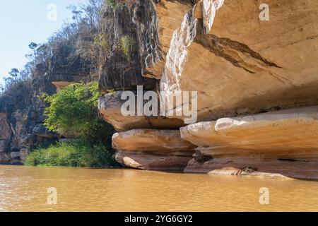 Ein Blick auf den Fluss Manambulo in Madagaskar, der die einzigartigen Kalksteinformationen zeigt, die durch Flusserosion entstanden sind. Die üppige Vegetation am Flussufer Co Stockfoto