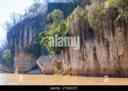 Ein Blick auf den Fluss Manambulo in Madagaskar, der die einzigartigen Kalksteinformationen zeigt, die durch Flusserosion entstanden sind. Die üppige Vegetation am Flussufer Co Stockfoto