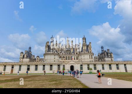 Chambord, Frankreich - 18. August 2024: Blick auf die königliche Burg von Chambord, Frankreich. Diese Burg befindet sich im Loire-Tal, erbaut im 16. Jahrhundert Stockfoto