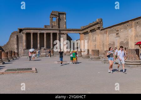 Pompeji, Italien - 8. August 2024: Ruinen einer Stadt. Pompeji ist eine antike römische Stadt, die 79 nach dem Ausbruch des Vesuvs starb. Stockfoto