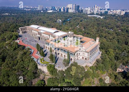 Ein atemberaubender Blick aus der Vogelperspektive auf den Chapultepec Palast in Mexiko-Stadt mit seiner historischen Architektur inmitten der städtischen Landschaft und der umliegenden Grünanlagen Stockfoto