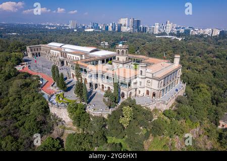 Ein atemberaubender Blick aus der Vogelperspektive auf den Chapultepec Palast in Mexiko-Stadt mit seiner historischen Architektur inmitten der städtischen Landschaft und der umliegenden Grünanlagen Stockfoto