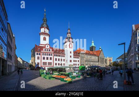 Chemnitz, Sachsen, Deutschland - altes Rathaus und Stadtverwaltung am Markt im Zentrum sind Wahrzeichen der Stadt, der Kulturhauptstadt Europas 2025. Chemnitz Sachsen Deutschland *** Chemnitz, Sachsen, Deutschland das alte Rathaus und die Stadtverwaltung auf dem Marktplatz im Zentrum sind Wahrzeichen der Stadt, der Europäischen Kulturhauptstadt 2025 Chemnitz Sachsen Deutschland Stockfoto