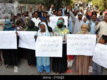 Die Bewohner von Tando Jam halten am Mittwoch, den 6. November 2024, im Pressesaal von Hyderabad eine Protestdemonstration gegen die hohe Händigkeit der einflussreichen Menschen ab. Stockfoto