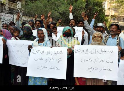 Die Bewohner von Tando Jam halten am Mittwoch, den 6. November 2024, im Pressesaal von Hyderabad eine Protestdemonstration gegen die hohe Händigkeit der einflussreichen Menschen ab. Stockfoto