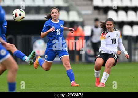 Nadja CERIC (19) aus Bosnien und Paula Rintzner (18) aus Deutschland, dargestellt während eines Fußballspiels zwischen den Nationalfrauen unter 17 Mannschaften aus Bosnien und Herzegowina und Deutschland in der UEFA-U17-Turnierrunde 1 Spieltag 2 in der Gruppe A2 am Mittwoch, 6. November 2024 in Tubize , Belgien . FOTO SPORTPIX | David Catry Stockfoto