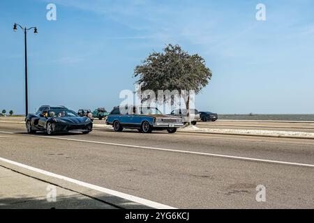 Gulfport, MS - 04. Oktober 2023: Weitwinkel-Eckansicht von 2021 Chevrolet Corvette Stingray Cabrio & 1982 Chevrolet Malibu Station Wagon AT Stockfoto