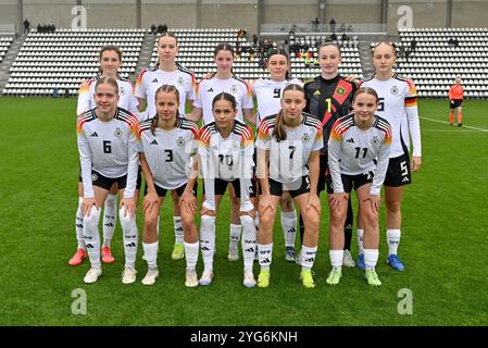 Spieler aus Deutschland mit Lotta Wrede (8) aus Deutschland, Mia-Lena Maas (4) aus Deutschland, Lenelotte Muller (2) aus Deutschland, Janita Jolien Kramer (9) aus Deutschland, Torhüterin Sophie Klein (1) aus Deutschland, Luzie Zahringer (5) aus Deutschland, Marie Gmeineder (6) aus Deutschland, Lilly Bartke (3) aus Deutschland, Kassandra Potsi (10) aus Deutschland, Zoe Schick (7) und Jonna Maj Wrede (11) posieren für ein Mannschaftsfoto während eines Fußballspiels zwischen den Nationalfrauen unter 17 Mannschaften Bosnien und Herzegowina und Deutschland in der UEFA-U17-Runde 1 Spieltag 2 in der Gruppe A2 am Mittwoch, 6. November Stockfoto