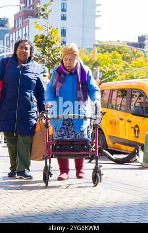 Ältere asiatische Frau in chinatown Lower East Side spaziert mit Walker oder Walking Frame manhattan New york City USA Stockfoto