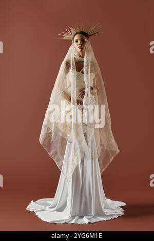 In einem Studio zeigt eine atemberaubende afroamerikanische Frau Grazie in einem weißen Kleid mit Perlen. Stockfoto