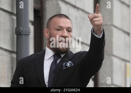 Der Mixed Martial Arts Kämpfer Conor McGregor verlässt das High Court in Dublin, wo er wegen einer Verletzung gegen ihn auftrat. Bilddatum: Mittwoch, 6. November 2024. Stockfoto