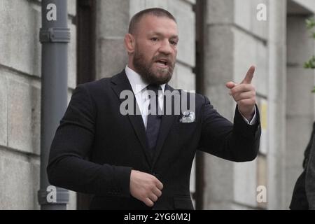 Der Mixed Martial Arts Kämpfer Conor McGregor verlässt das High Court in Dublin, wo er wegen einer Verletzung gegen ihn auftrat. Bilddatum: Mittwoch, 6. November 2024. Stockfoto