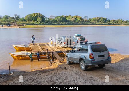 Bemaraha-Nationalpark, Madagaskar – 28. August 2024: Autos auf einem Floß, das von zwei Kanus gebildet wird, die den Tsiribihina überqueren. Hier gibt es keine Brücken, also Fahrzeuge Stockfoto