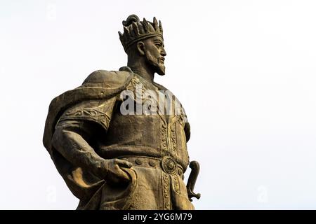 Eine monumentale Statue von Amir Timur steht vor den Ruinen des Ak-Saray-Palastes. Ruinen des Eingangsportals des Ak-Saray Palace. Das Ak-Saray Pala Stockfoto
