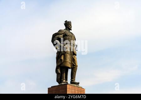 Eine monumentale Statue von Amir Timur steht vor den Ruinen des Ak-Saray-Palastes. Ruinen des Eingangsportals des Ak-Saray Palace. Das Ak-Saray Pala Stockfoto