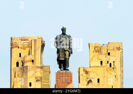 Eine monumentale Statue von Amir Timur steht vor den Ruinen des Ak-Saray-Palastes. Ruinen des Eingangsportals des Ak-Saray Palace. Das Ak-Saray Pala Stockfoto