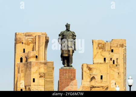 Eine monumentale Statue von Amir Timur steht vor den Ruinen des Ak-Saray-Palastes. Ruinen des Eingangsportals des Ak-Saray Palace. Das Ak-Saray Pala Stockfoto