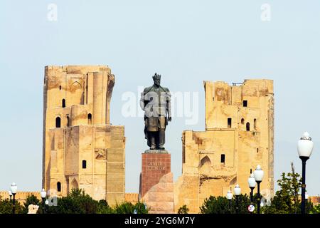 Eine monumentale Statue von Amir Timur steht vor den Ruinen des Ak-Saray-Palastes. Ruinen des Eingangsportals des Ak-Saray Palace. Das Ak-Saray Pala Stockfoto