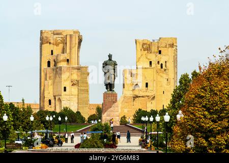 Eine monumentale Statue von Amir Timur steht vor den Ruinen des Ak-Saray-Palastes. Ruinen des Eingangsportals des Ak-Saray Palace. Das Ak-Saray Pala Stockfoto