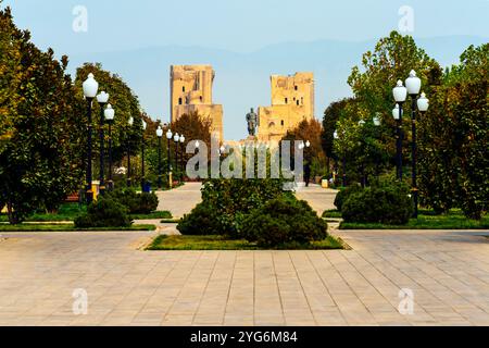 Eine monumentale Statue von Amir Timur steht vor den Ruinen des Ak-Saray-Palastes. Ruinen des Eingangsportals des Ak-Saray Palace. Das Ak-Saray Pala Stockfoto