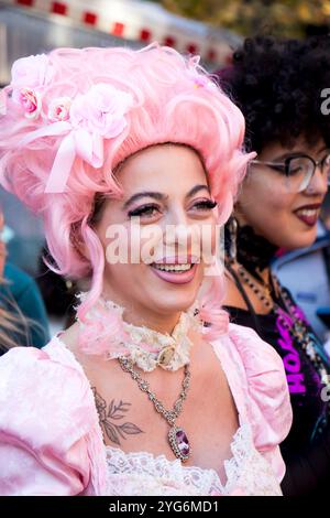 Junge Frau in rosafarbenem Chiffon-Kleid in Tompkins Square Halloween Dog Parade 2024 manhattan New york City USA Stockfoto
