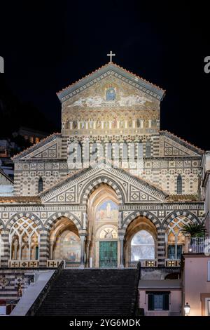 Nächtlicher Blick auf die Kathedrale, Amalfi, Kampanien, Italien Stockfoto