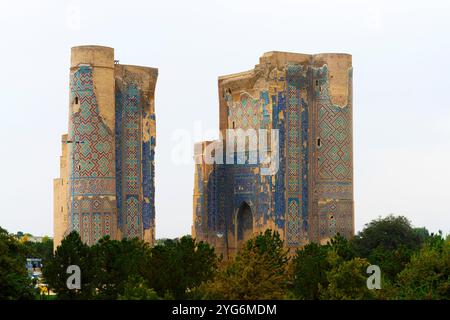 Denkmal von Tamerlane in Shahrisabz. Ruinen des Eingangsportals des Ak-Saray Palace. Der Ak-Saray Palast ist ein historischer Ort in der Altstadt von Shahrisabz, Uzbe Stockfoto