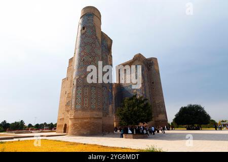 Denkmal von Tamerlane in Shahrisabz. Ruinen des Eingangsportals des Ak-Saray Palace. Der Ak-Saray Palast ist ein historischer Ort in der Altstadt von Shahrisabz, Uzbe Stockfoto