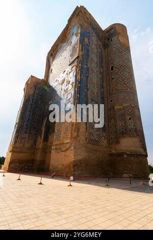 Denkmal von Tamerlane in Shahrisabz. Ruinen des Eingangsportals des Ak-Saray Palace. Der Ak-Saray Palast ist ein historischer Ort in der Altstadt von Shahrisabz, Uzbe Stockfoto
