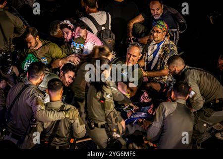 Grenzpolizisten versuchen, während einer spontanen Demonstration in Tel Aviv eine Gruppe israelischer Demonstranten zu blockieren, nachdem der israelische Premierminister Benjamin Netanjahu am Dienstag, den 05. November 2024 den Verteidigungsminister Yoav Gallant gefeuert hatte. Netanjahu entließ Gallant am Dienstag in einer Überraschungsankündigung, in der er einen Òcrisis von trustÓ zitierte und Außenminister Israel Katz zu seinem Nachfolger ernannte. Die Bewegung löste Massenproteste in Tel Aviv und anderen Städten des Landes aus. Foto von Eyal Warshavsky. Stockfoto