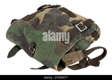 Kleine Armeesasche mit Waldcamo isoliert auf weißem Hintergrund Stockfoto