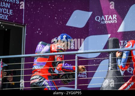 Phillip Island, Australien. Oktober 2024. Jorge Martin aus Spanien feiert bei der Podiumspräsentation der australischen MotoGP 2024 auf dem Phillip Island Grand Prix Circuit. Quelle: SOPA Images Limited/Alamy Live News Stockfoto