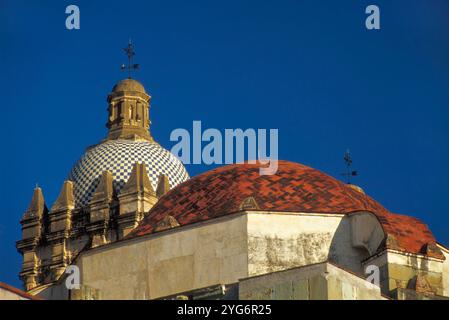 Iglesia de Santo Domingo, Kirchenkuppeln von der Calle de Abasolo, Oaxaca, Mexiko Stockfoto