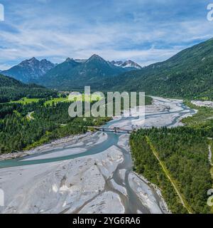 Die wildromantischen Kiesbänke am Lech zwischen Weißenbach und Forchach von oben der naturbelassene Flussbett des Lech bei Weißenbach im Sommer Weißen Stockfoto