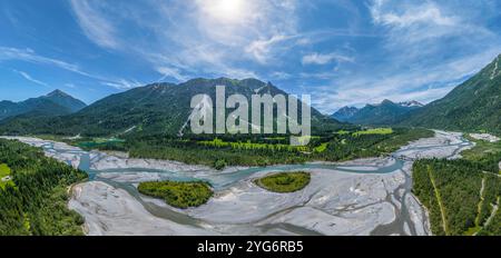 Die wildromantischen Kiesbänke am Lech zwischen Weißenbach und Forchach von oben der naturbelassene Flussbett des Lech bei Weißenbach im Sommer Weißen Stockfoto