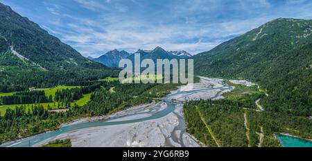 Die wildromantischen Kiesbänke am Lech zwischen Weißenbach und Forchach von oben der naturbelassene Flussbett des Lech bei Weißenbach im Sommer Weißen Stockfoto