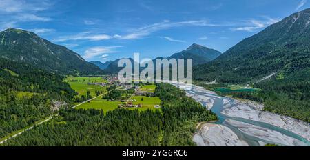 Die wildromantischen Kiesbänke am Lech zwischen Weißenbach und Forchach von oben der naturbelassene Flussbett des Lech bei Weißenbach im Sommer Weißen Stockfoto