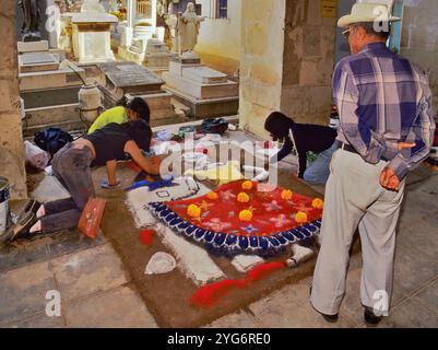 Der Teppich aus Sand, der Wettbewerb Fiesta de Muertos, der Friedhof von San Miguel, Oaxaca, Mexiko Stockfoto