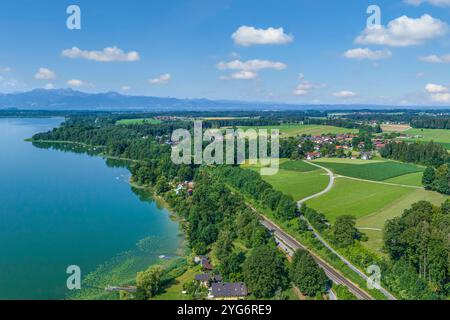 Herrliche Naturlandschaft im Chiemgau rund um den Simssee nahe Bad Endorf schöner Sommertag am nördlichen Simssee im oberbayerischen Alp Bad Endorf Si Stockfoto