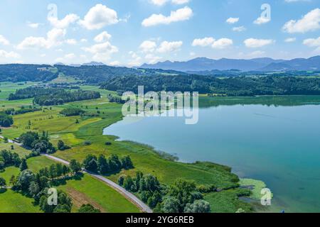 Herrliche Naturlandschaft im Chiemgau rund um den Simssee nahe Bad Endorf schöner Sommertag am nördlichen Simssee im oberbayerischen Alp Bad Endorf Si Stockfoto