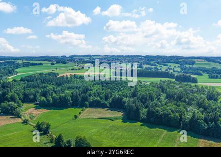 Herrliche Naturlandschaft im Chiemgau rund um den Simssee nahe Bad Endorf schöner Sommertag am nördlichen Simssee im oberbayerischen Alp Bad Endorf Si Stockfoto