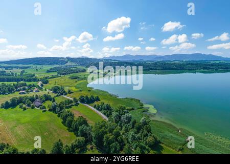 Herrliche Naturlandschaft im Chiemgau rund um den Simssee nahe Bad Endorf schöner Sommertag am nördlichen Simssee im oberbayerischen Alp Bad Endorf Si Stockfoto