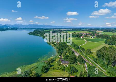 Herrliche Naturlandschaft im Chiemgau rund um den Simssee nahe Bad Endorf schöner Sommertag am nördlichen Simssee im oberbayerischen Alp Bad Endorf Si Stockfoto