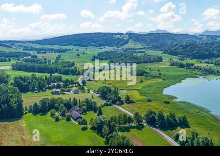 Herrliche Naturlandschaft im Chiemgau rund um den Simssee nahe Bad Endorf schöner Sommertag am nördlichen Simssee im oberbayerischen Alp Bad Endorf Si Stockfoto